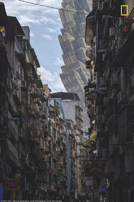 Viral photograph has netizens thinking alien invasion.